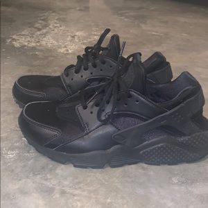 Woman’s Black on black nike huarache 9.5